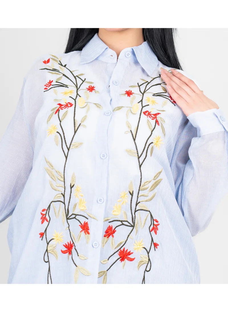 اكسا طقم عصري من قطعتين، قميص وبنطال سادة، بتطريزات ملونة على شكل أوراق شجر